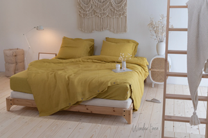 Parure de lit en lin jaune mousse. Housse de couette taille King ou Queen avec fermeture à bouton et 2 taies d'oreiller enveloppe - Product Image 1