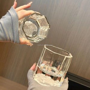Coffret cadeau de vin écologique Art Déco American Shaya avec verres en cristal, 2 pièces réutilisables - Product Image 1