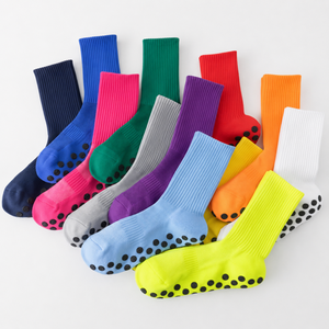 Chaussettes de football en gros avec semelle antidérapante en tissu éponge, chaussettes d'entraînement mi-mollet avec picots en silicone ronds - Product Image 1