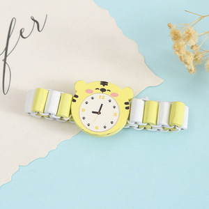 Vente en gros de montre en imitation bois d'<span class=keywords><strong>animaux</strong></span> colorés de dessins animés <span class=keywords><strong>Bracelet</strong></span> de perles Jouets pour enfants <span class=keywords><strong>Bracelet</strong></span> cadeau <span class=keywords><strong>élastique</strong></span> et réglable - Product Image 4