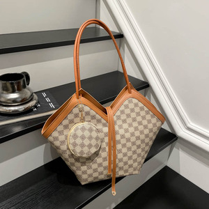 Bolso Tote de Cuero Genuino Retro Vintage para Mujer con Cadenas, Resistente al Agua, Gran Capacidad, Diseño Moderno para Compras - Product Image 3