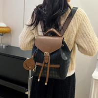 Sac à dos à rabat zippé à carreaux tissés pour femme - Motif géométrique résistant à l'eau, capacité 7L pour les trajets quotidiens et les voyages