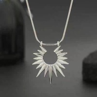 Collier pendentif soleil doré en cuivre pour femme, accessoire élégant et tendance, style minimaliste, brillance radieuse, chaîne serpent