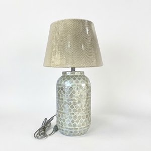 Lampe de table en nacre au design de luxe, suspension basse quantité minimale de commande personnalisation de la décoration intérieure en gros Vietnam - Product Image 1