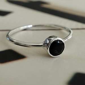 Delicado anillo de ónix negro facetado anillo apilable 925 plata esterlina solitario compromiso Boho joyería - Product Image 3