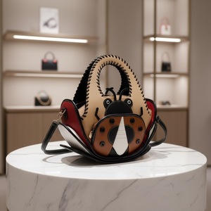 Borsa da Donna Creativa a Forma di Coccinella a Sette Stelle, Borsa a Spalla Casual Fatta a Mano con Design Unico e Carino - Product Image 4