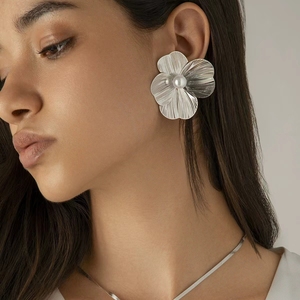 Pendientes de perlas de flores grandes de venta Popular para mujer, pendientes de tuerca de diseño de lujo para mujer, accesorios de joyería de moda coreana - Product Image 1