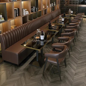 Asientos Modulares de Cuero Marrón con Cojines Decorativos y Mesas de Madera Maciza para un Gastropub o Lounge de Cócteles Moderno - Product Image 2