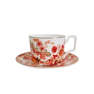 Handgemachte rote Glasur geprägte Tee tasse Tasse Englisch Tee-Sets Blumenmuster Goldener Rand Kaffeetasse mit Untertasse für Latte Cappuccino