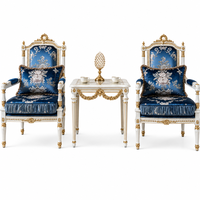 Ensemble de fauteuils en bois blanc doré de style baroque français, ensemble de table d'appoint de luxe en soie bleue jacquard, 3 pièces pour salon