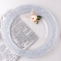 Nouvelle arrivée PZ00660 assiettes de chargeur en verre élégant bord doré écologique 33cm plaque plat gravure pour les hôtels d'anniversaire de mariage