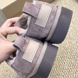 Bottes de neige pour femmes de luxe en gros, bottes en coton confortables et chaudes, antidérapantes et à lacets, bottes pour femmes de marque célèbre - Product Image 3