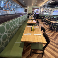 Ensemble de mobilier de café en bois naturel, tables et chaises en tissu vert foncé minimalistes pour café et restaurant