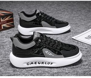 La fábrica vende zapatillas de correr informales de suela gruesa para hombre con logotipo personalizado - Product Image 6