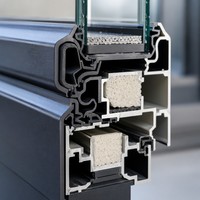 Fenêtre passive en alliage d'aluminium à triple vitrage à rupture de pont thermique, vérifiée pour sa performance énergétique et sa résistance au froid, idéale pour les maisons en climat froid