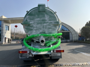 Camion-citerne d'aspiration des eaux usées industrielles HOWO 6x4 15000L-20000L, nettoyeur de fosses septiques municipales à vendre - Product Image 4