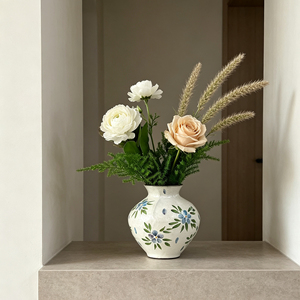 Vase en céramique de style campagnard français, pot à fleurs bleu et blanc peint à la main pour la décoration de cuisine et de salle à manger de style farmhouse - Product Image 3