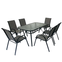 Ensemble de meubles de jardin avec table en verre trempé ondulé, chaises empilables et trou pour parasol