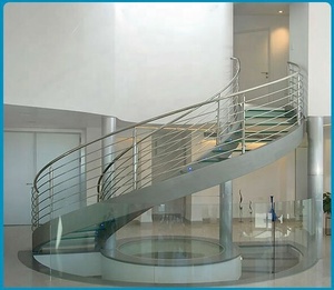 Escalier flottant incurvé extérieur <span class=keywords><strong>de</strong></span> conception moderne et luxueuse pour <span class=keywords><strong>villa</strong></span>, avec garde-corps en verre sans cadre, marches en bois massif et structure en acier - Product Image 4