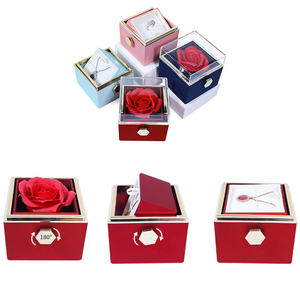 Muses Jewels Scatola Portagioie in Acrilico Rotante con Rosa di Sapone per Proposte di Matrimonio, <span class=keywords><strong>Festa</strong></span> <span class=keywords><strong>della</strong></span> <span class=keywords><strong>Mamma</strong></span> e San Valentino - Product Image 3