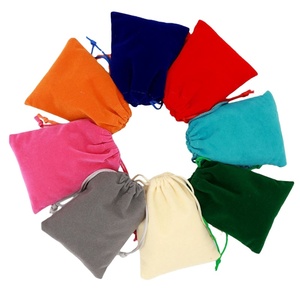 Pochette en velours à prix d'usine pour bracelets, bijoux, colliers et perles – Sac à bijoux en velours avec cordon de serrage - Product Image 1