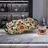 Plat de service en céramique traditionnel Lush OEM, en forme de bateau, à bords ondulés, peint à la main, motif floral, avec poignées vert émeraude, idéal pour l'accueil.