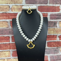 Bracelet-collier en perles plaqué or avec breloque en forme de lettre grecque « Alpha » et motif de lierre, idéal pour les sœurs de sororité et les soirées