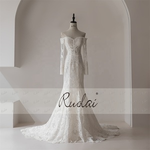 Robes <span class=keywords><strong>de</strong></span> <span class=keywords><strong>mariée</strong></span> sirène Ruolai QW01863 avec traîne balayante, dos lacé, décolleté cœur, épaules dénudées, manches longues - Product Image 3
