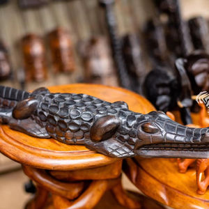 Máscaras Tribales Talladas a Mano en Madera, Diseño Personalizado OEM, Simbolismo Tradicional, Marca REN ART AFRIKAN SARL, para Decoración de Vestíbulos de Hoteles de Lujo - Product Image 1