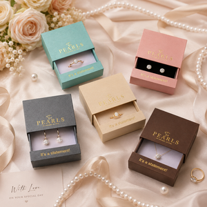 Elegante Caja de Joyería de Cartón Rígido con Inserto de Satén Suave y Logotipo Personalizado - Product Image 1