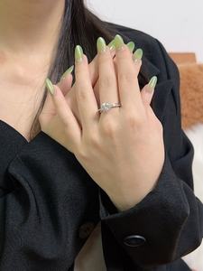 Anillo de Plata de Ley 925 con Moissanita y Engaste Pavé para Regalo de Compromiso o Boda para Mujer - Product Image 4