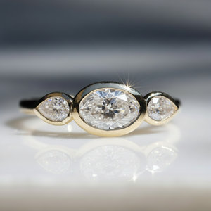 East West 1.75 CTW ovale coupe lunette ensemble trois pierres Moissanite bague de fiançailles mariée bague de mariage femmes acier matériel bijoux - Product Image 1