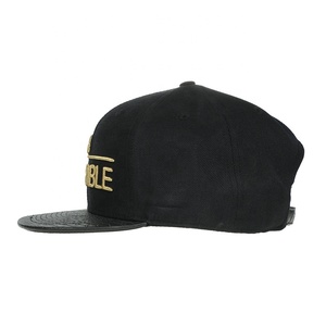 Großhandel Custom 3D Stickerei 100% Acryl auf Krone und gefälschtem Python Leder auf Visier Flat Bill Cap HipHop Cap Snapback Cap - Product Image 3