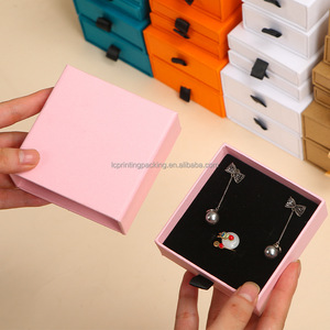 Toptan lüks kraft el işi kağıdı mücevher kutusu ile özel Logo kabartmalı ve UV kaplı küpe ve hediye paketleme için - Product Image 4