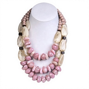 Collier classique multicouche unique en résine perlée, design quartz rose, élégante chaîne en pierre de perle naturelle, bijoux de mode pour mariage - Product Image 1