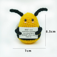 Afgewerkte handgebreide polyester bijen grappige positieve energie groente fruit poppen ornamenten hanger gemaakt in China