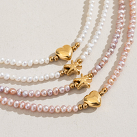 Collier classique français minimaliste en perles d'eau douce brillantes avec un délicat pendentif en métal en forme de cœur et d'étoile de mer pour mariage