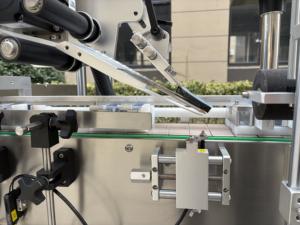 Machine d'étiquetage automatique pour surfaces planes, pour bouteilles, boîtes et sacs, pour l'emballage alimentaire, des boissons et des cosmétiques - Product Image 5