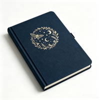 Carnet à pois A5 personnalisé en lin bleu marine avec couverture rigide, motif céleste et dorure à chaud, idéal pour logo personnalisé ou comme cadeau
