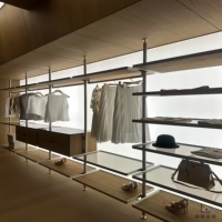Système de penderie autoportant pliable en bois de rose, style minimaliste moderne, avec cadre métallique et étagères ouvertes pour un gain de place