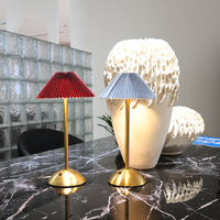 Lampe de table LED sans fil rechargeable de luxe classique avec base dorée et abat-jour plissé pour mariages et locations événementielles
