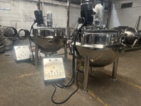 Marmite de cuisson industrielle automatisée commerciale à double enveloppe inclinable avec agitateur pour la cuisson et le mélange de sauces caramel