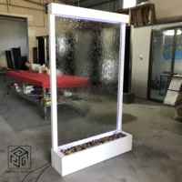 Fontaine Cascade Sur Pied Personnalisée pour Décoration de Mariage avec Écrans en Verre et Éclairage LED