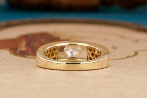 Anillo de moda con diseño geométrico moderno y hexagonal, con piedra preciosa brillante, elegante y cómodo para hombre, para uso diario. - Product Image 4