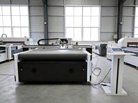 Máquina de Corte CNC de Vinilo PVC con Cuchilla Oscilante y Alimentador Automático, en Oferta
