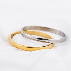 Bracelet pour femme Yunnique en acier titane électroplaqué or 18 carats, design sphérique lisse de 6 mm, bijoux de mode - Product Image 1