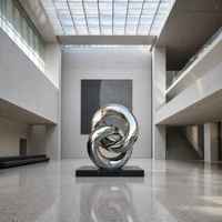Sculpture en acier inoxydable poli miroir, anneau entrelacé, grand nœud, statue d'art métallique pour l'intérieur moderne des bâtiments commerciaux