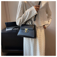 Sacs à main pour femmes très tendance, nouvelle mode 2026, sacs à bandoulière populaires avec boucle de verrouillage, sacs de luxe de couleur unie pour femmes