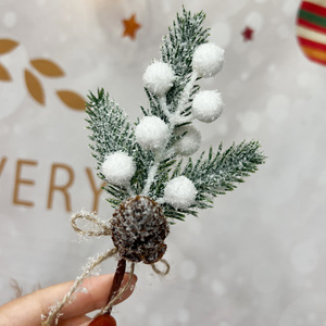 Décorations de branches de Noël : Flocons de neige, aiguilles de pin, cônes de pin artificiels, baies rouges - Idéal pour la remise des diplômes et Noël - Product Image 3