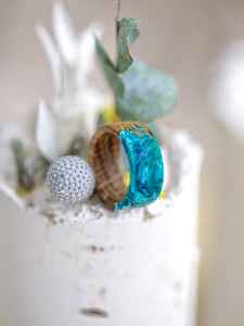 Anillo de Dedo de Resina y Madera Premium para Hombre y Mujer con Acabado Liso, Textura de Madera Natural y Diseño Moderno Hecho a Mano - Product Image 2